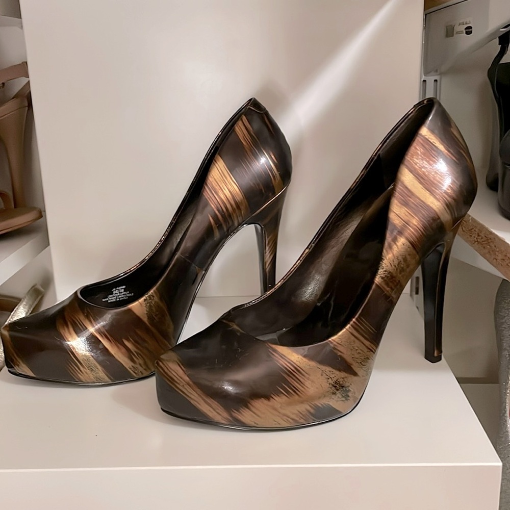 New women’s heels jessica Simpson brown gold shinny closed  toe 5” leather 6